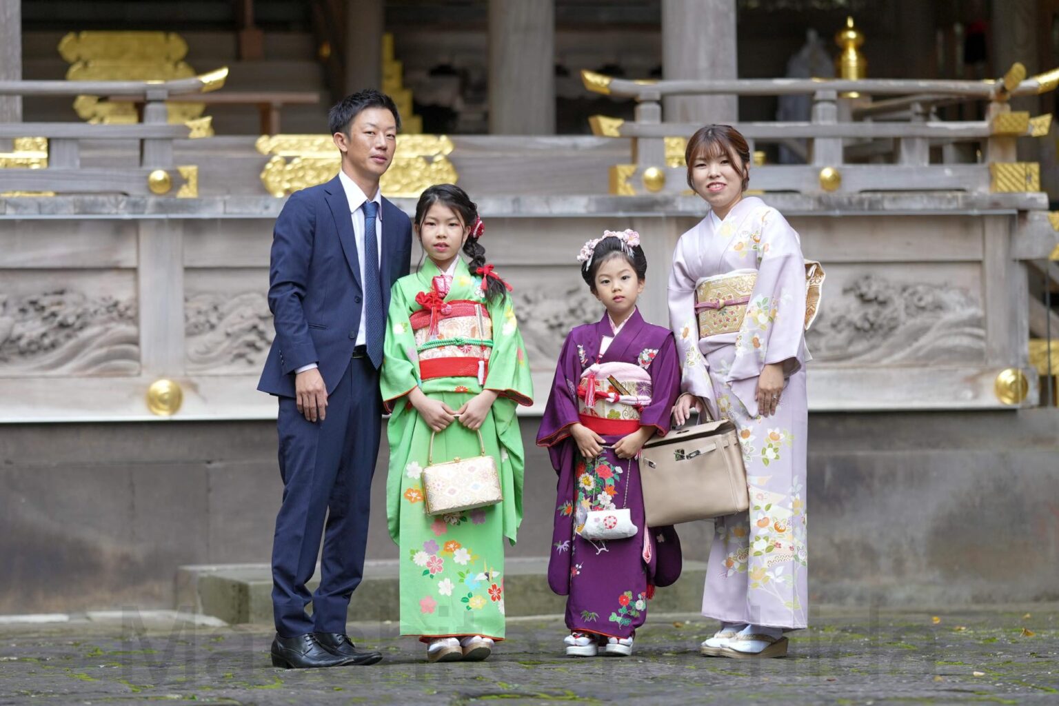 神社の境内で過ごす七五三のご家族