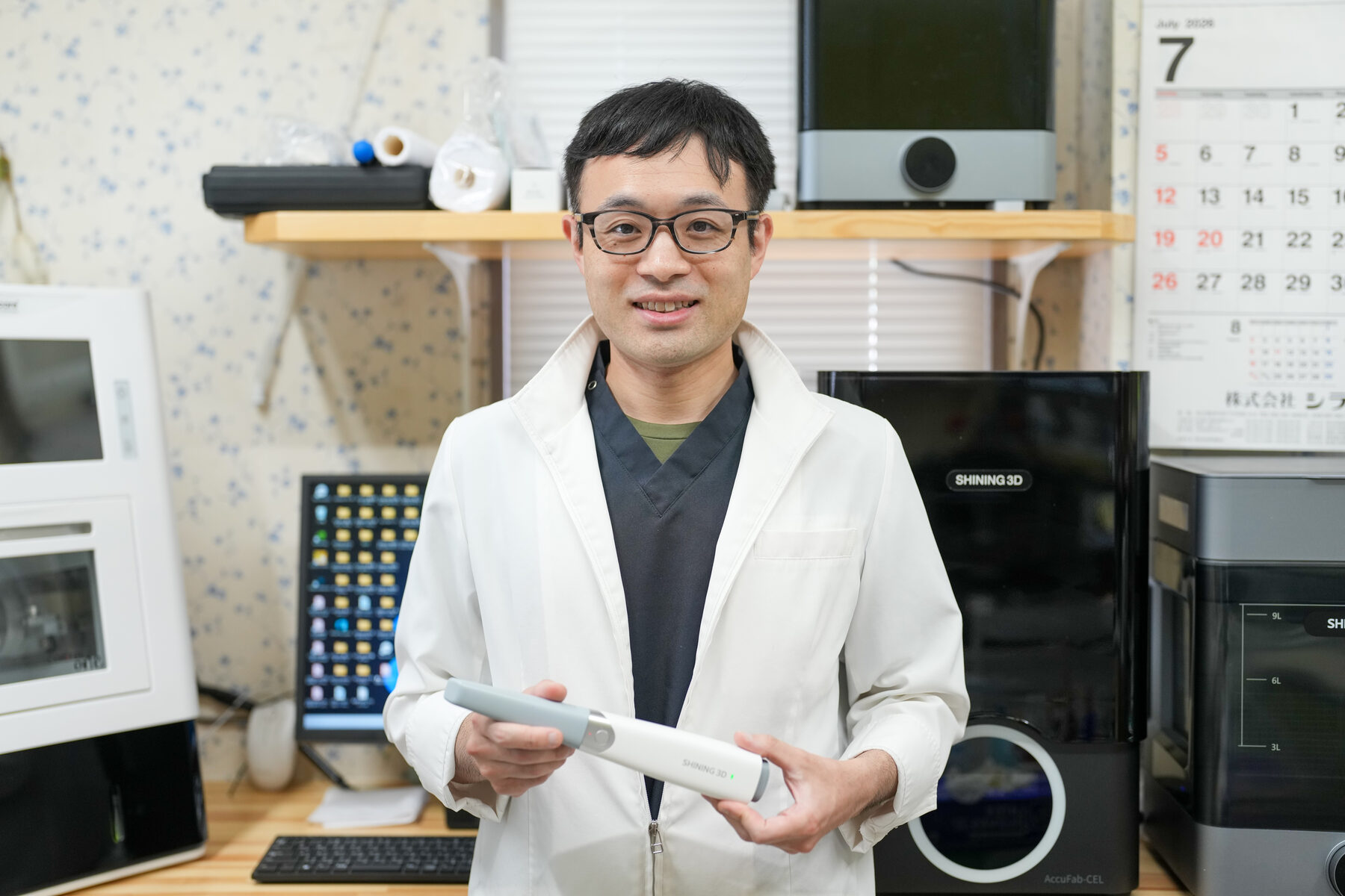 医療機器を手にしたスタッフ