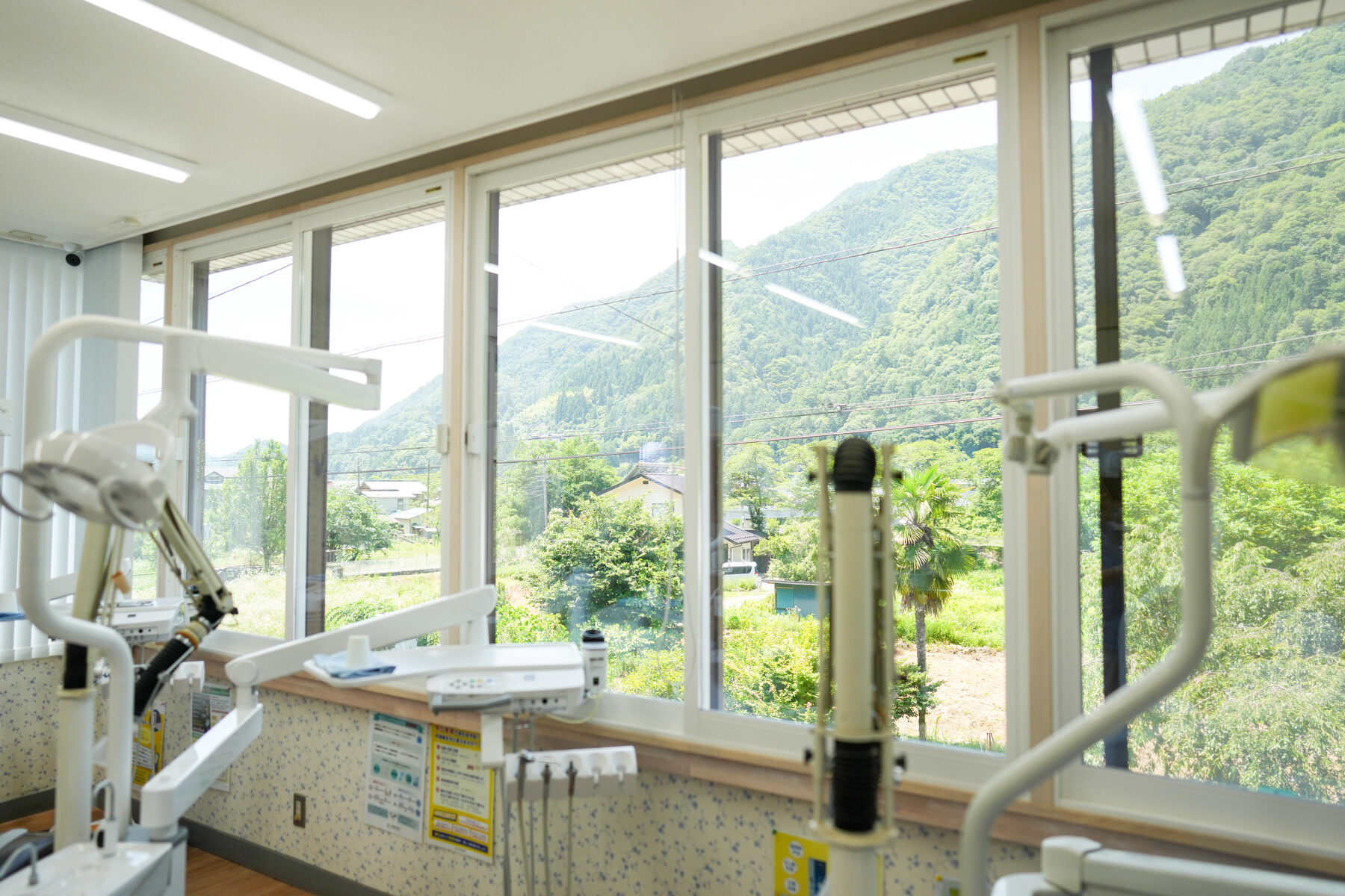 診療室の窓から見える山の景色