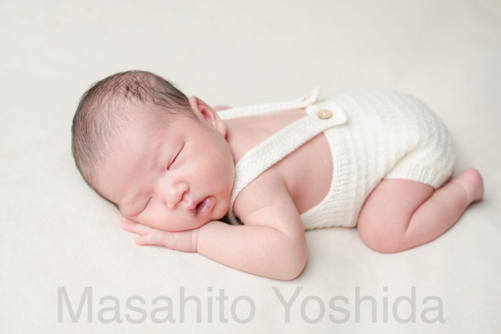 下伊那郡松川町のニューボーンフォト出張撮影|白い服を着てうつぶせで寝ている赤ちゃんの全身写真