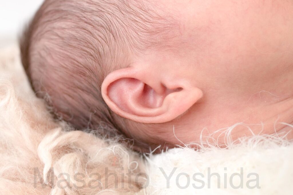 長野県岡谷市のニューボーンフォト|赤ちゃんの耳の可愛いアップショット。